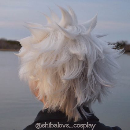 Hitsugaya cosplay and styling by @shibalove_cosplay, back view